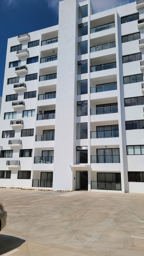 torre de lujo con piscina y seguridad