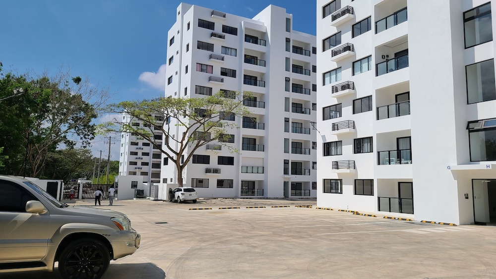 torre de lujo con piscina y seguridad