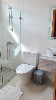 torre de lujo con piscina y seguridad