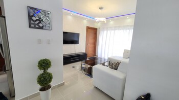 torre de lujo con piscina y seguridad