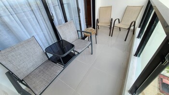 torre de lujo con piscina y seguridad