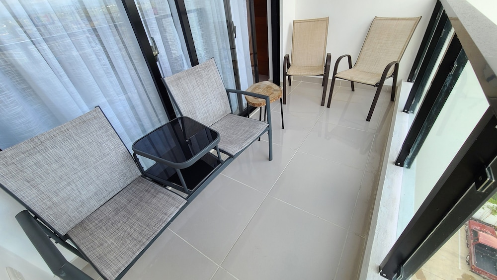 torre de lujo con piscina y seguridad