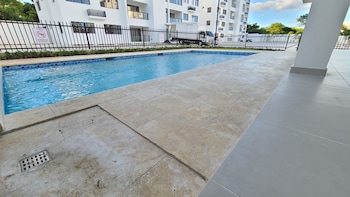 torre de lujo con piscina y seguridad
