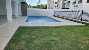 torre de lujo con piscina y seguridad