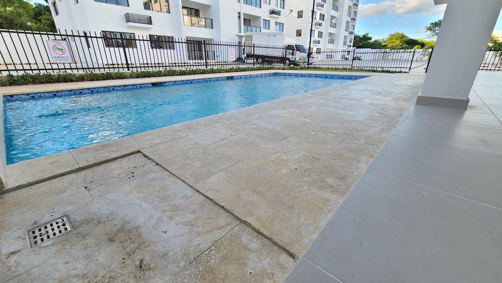 torre de lujo con piscina y seguridad