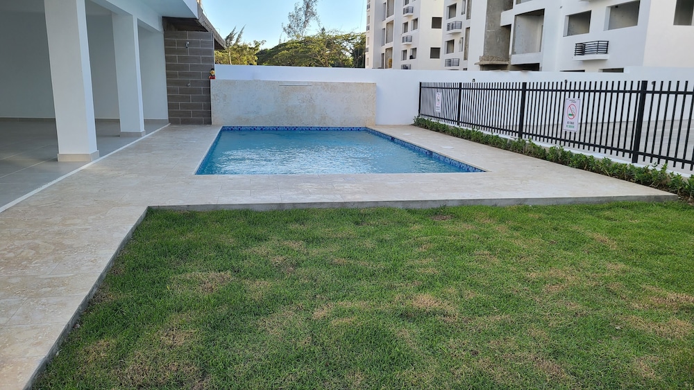 torre de lujo con piscina y seguridad
