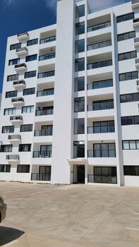 torre de lujo con piscina y seguridad