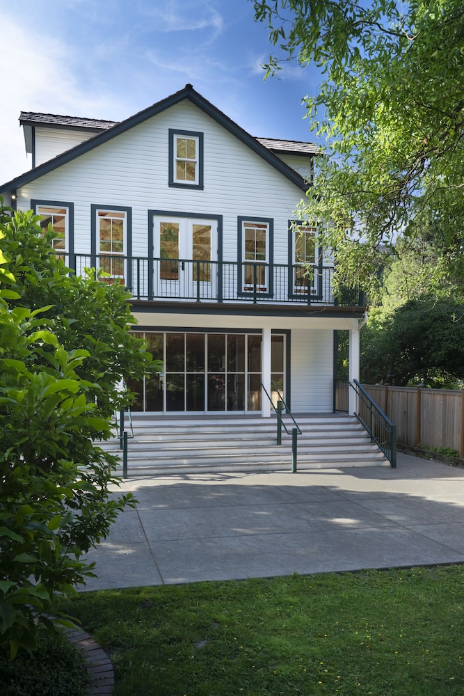 bush house inn