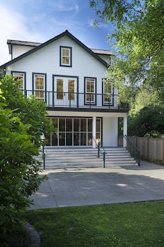 bush house inn