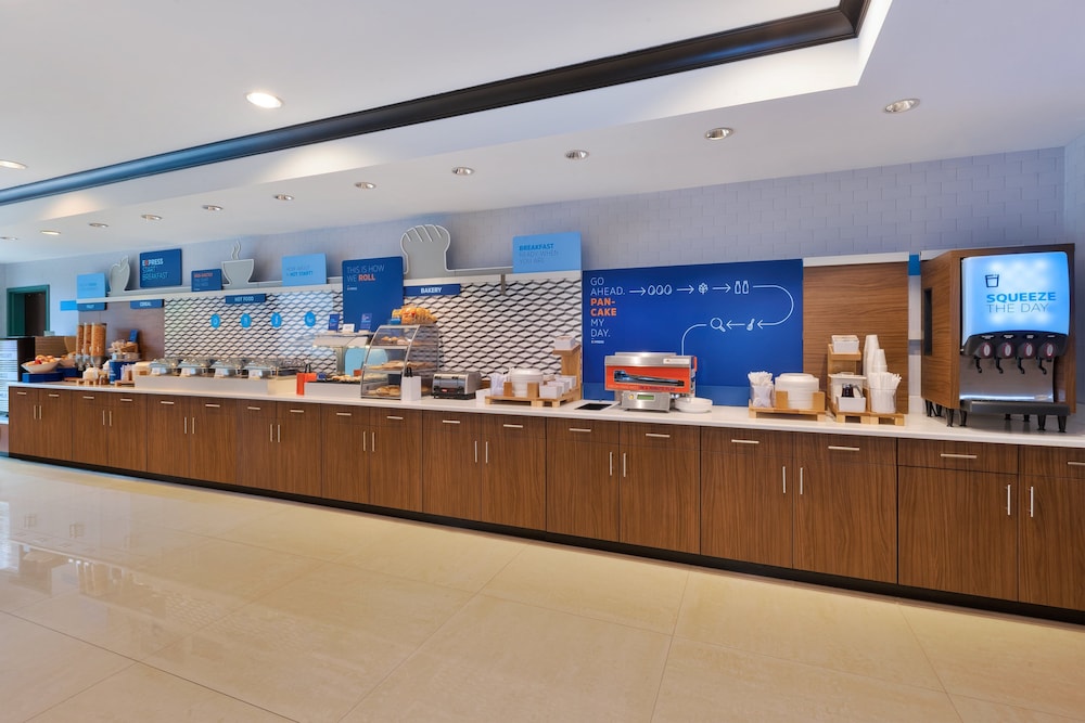 holiday inn express and suites warminster horsham by ihg
