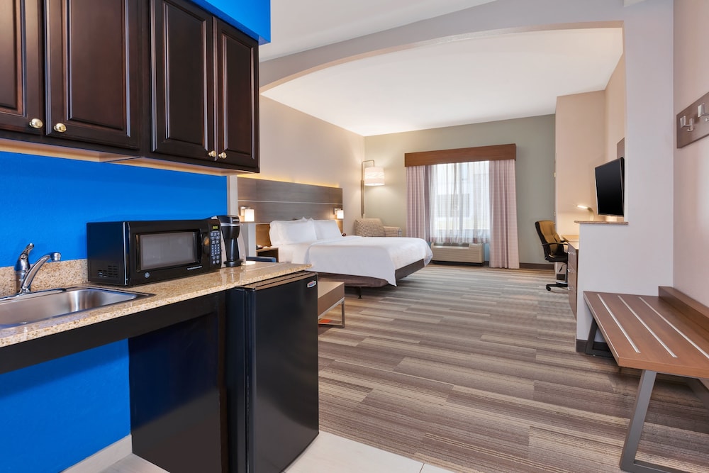 holiday inn express and suites warminster horsham by ihg