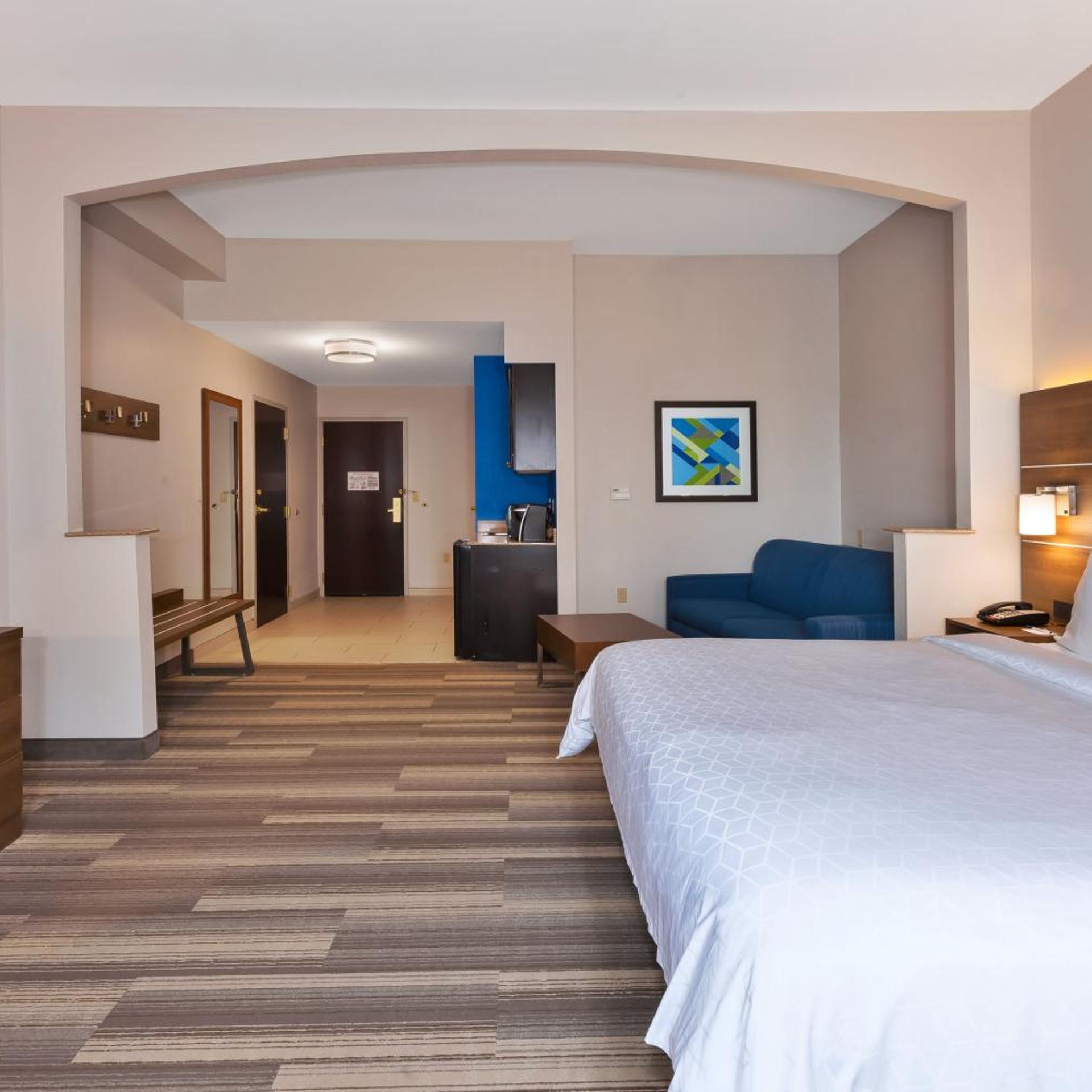 holiday inn express and suites warminster horsham by ihg