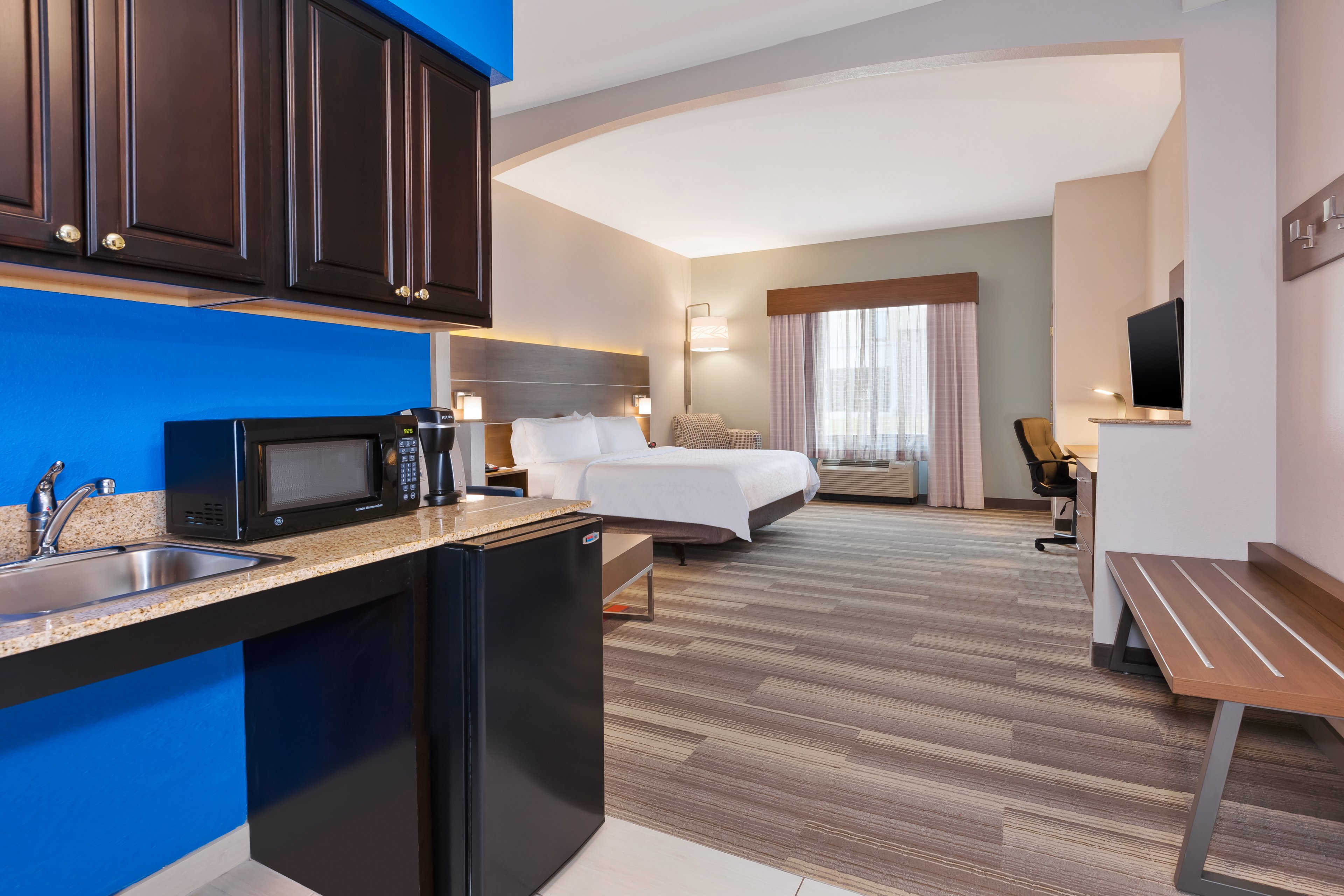holiday inn express and suites warminster horsham by ihg