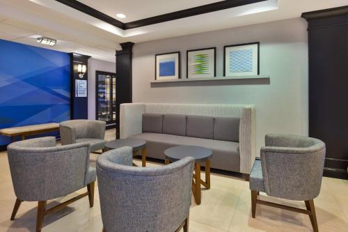 holiday inn express and suites warminster horsham by ihg