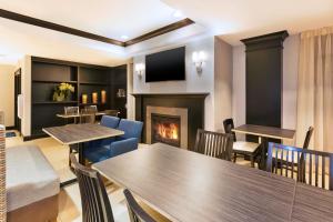 holiday inn express and suites warminster horsham by ihg