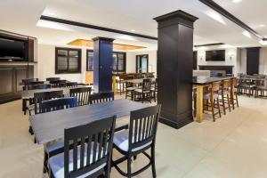 holiday inn express and suites warminster horsham by ihg