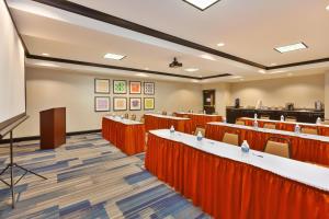 holiday inn express and suites warminster horsham by ihg