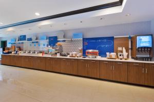 holiday inn express and suites warminster horsham by ihg