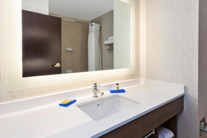 holiday inn express and suites warminster horsham by ihg