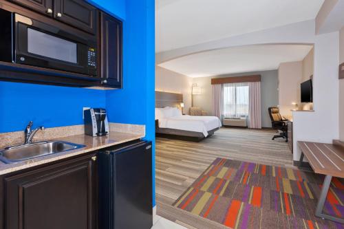 holiday inn express and suites warminster horsham by ihg
