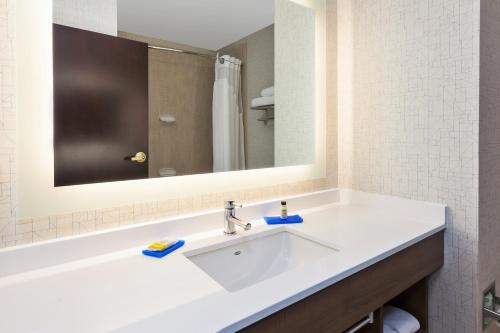 holiday inn express and suites warminster horsham by ihg