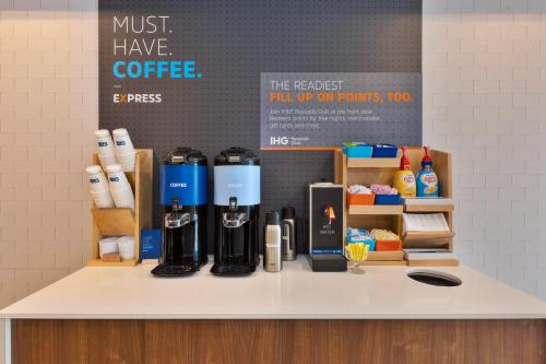 holiday inn express and suites warminster horsham by ihg