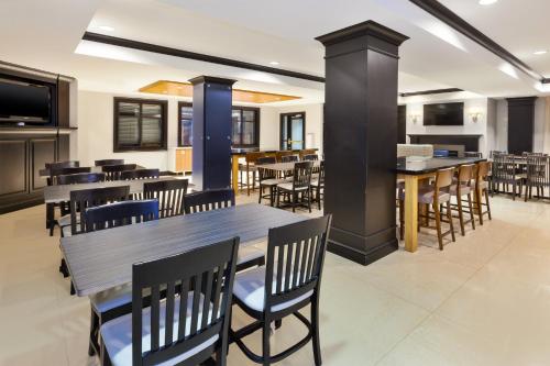 holiday inn express and suites warminster horsham by ihg