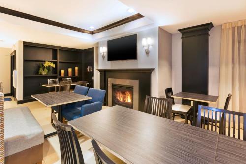 holiday inn express and suites warminster horsham by ihg