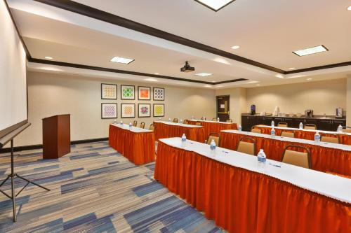 holiday inn express and suites warminster horsham by ihg