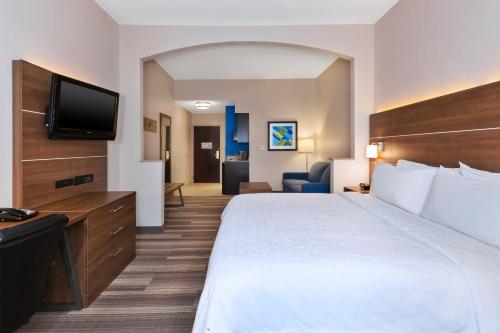holiday inn express and suites warminster horsham by ihg