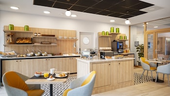 Residhome Paris Senart,16 Allée De La Connaissance,4 star