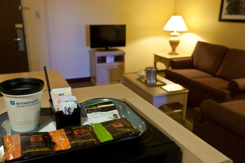 wyndham el paso airport hotel and waterpark