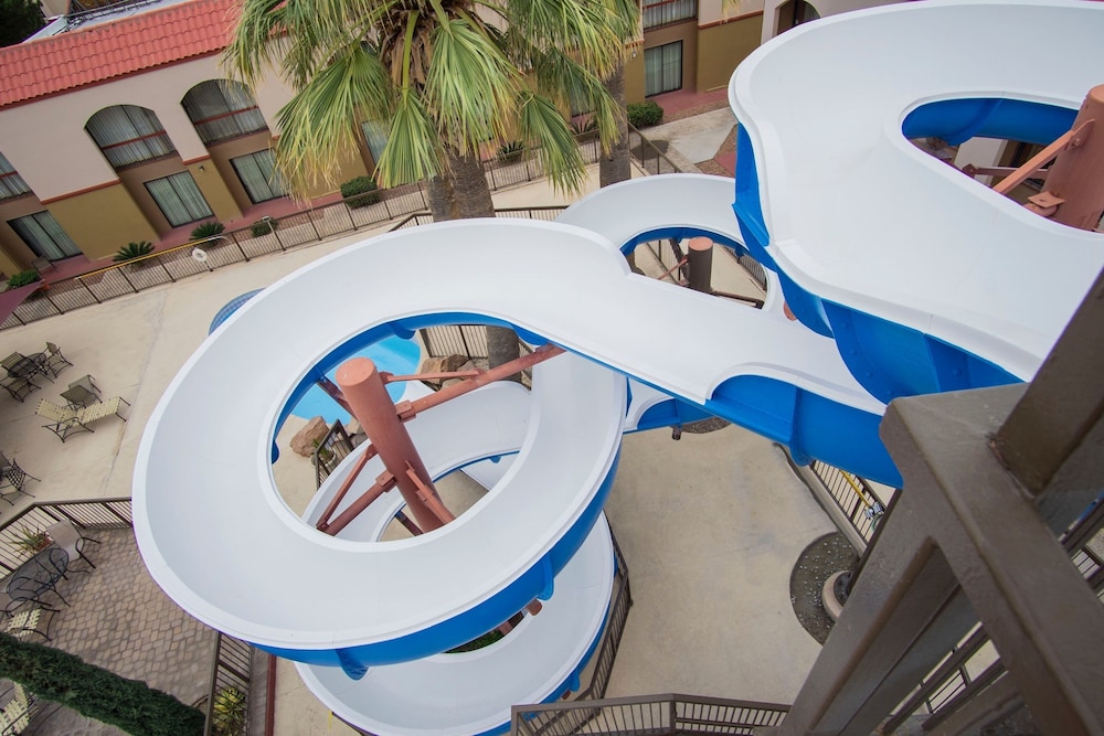 wyndham el paso airport hotel and waterpark