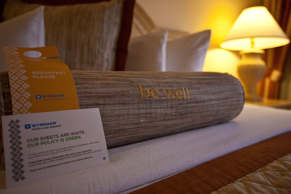 wyndham el paso airport hotel and waterpark