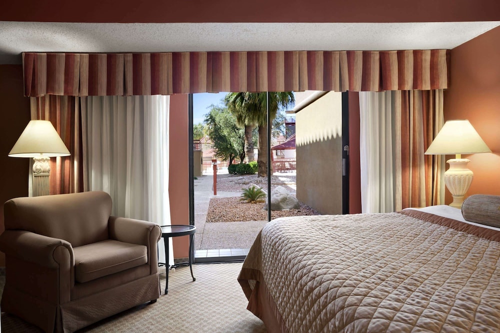 wyndham el paso airport hotel and waterpark