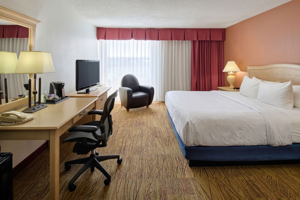 wyndham el paso airport hotel and waterpark
