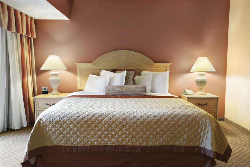 wyndham el paso airport hotel and waterpark