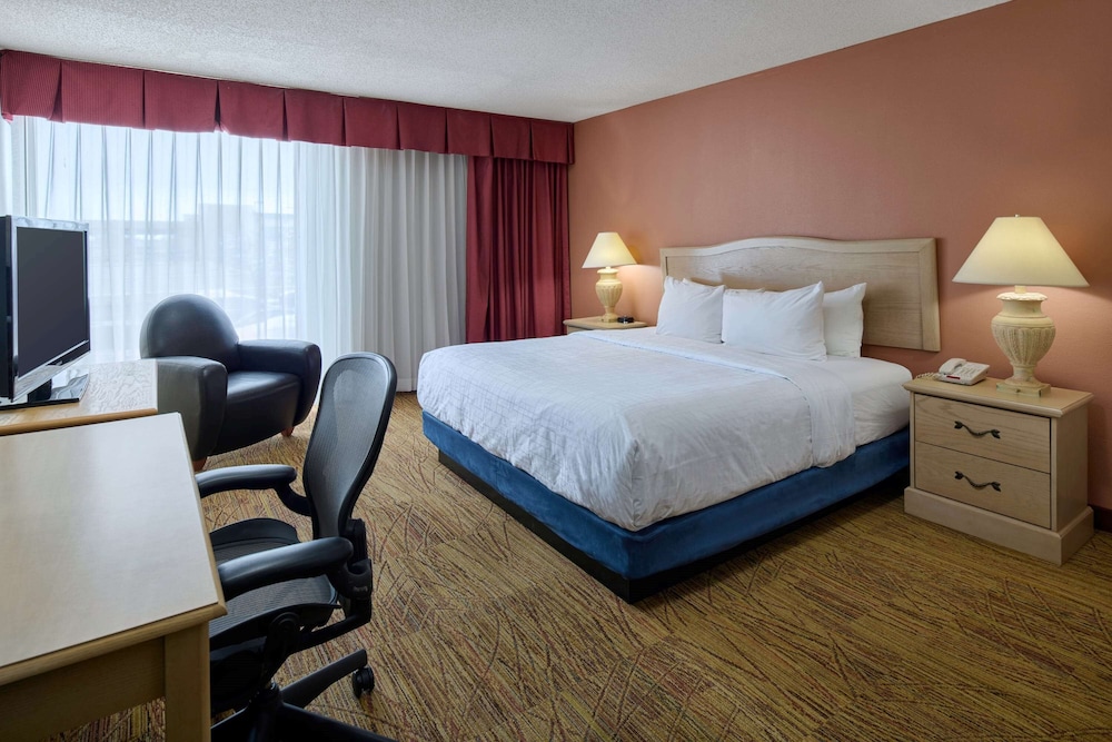 wyndham el paso airport hotel and waterpark