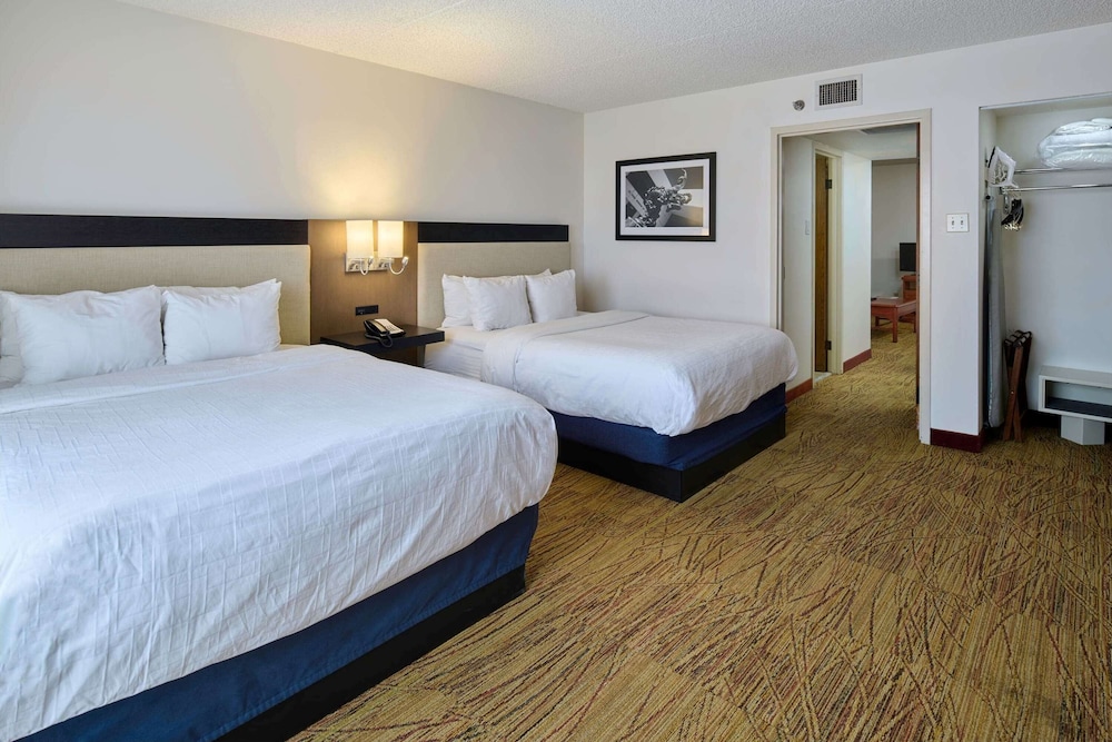 wyndham el paso airport hotel and waterpark