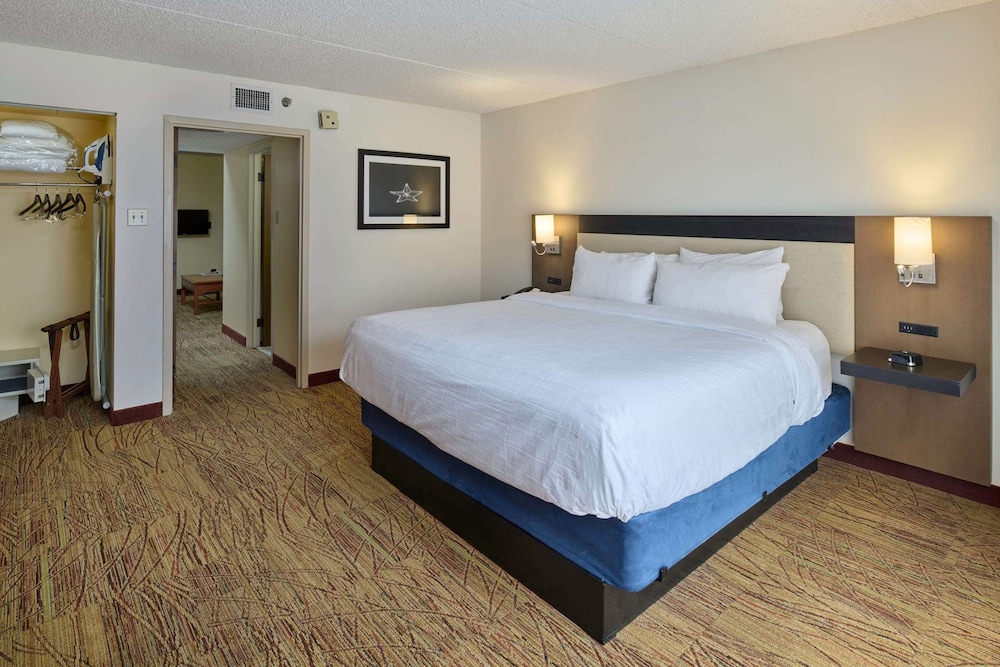 wyndham el paso airport hotel and waterpark