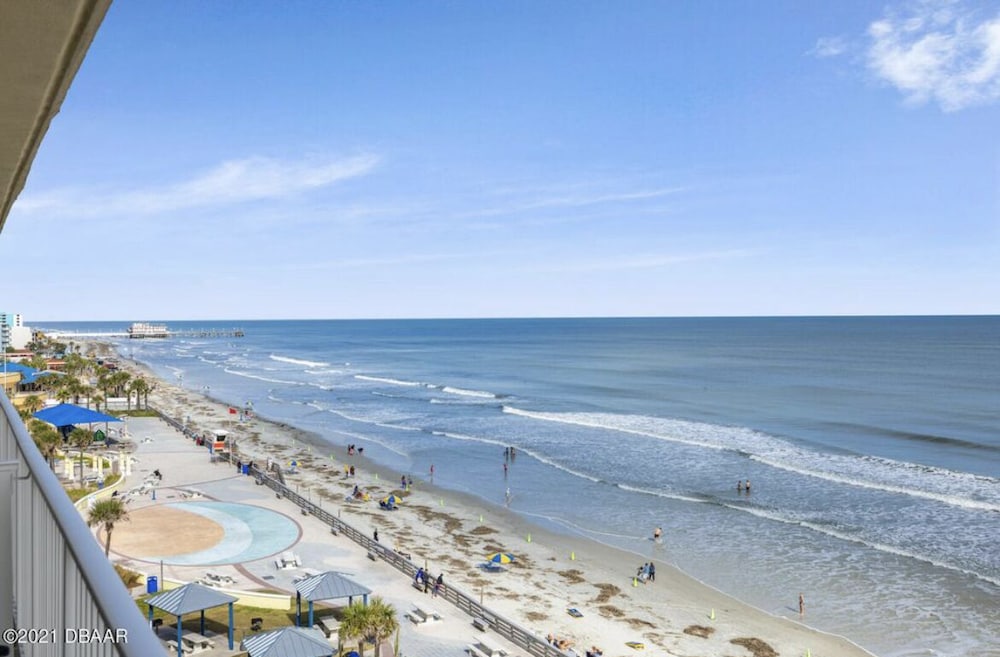beautiful beachfront resort condo