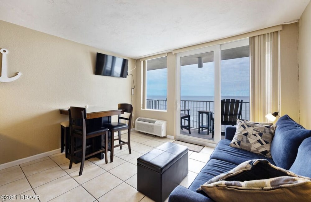beautiful beachfront resort condo