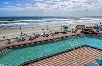 beautiful beachfront resort condo