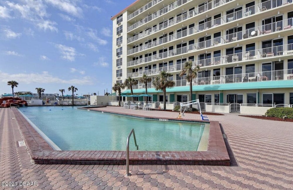 beautiful beachfront resort condo