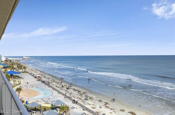 beautiful beachfront resort condo