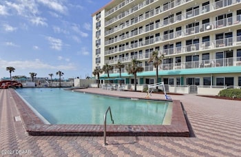 beautiful beachfront resort condo