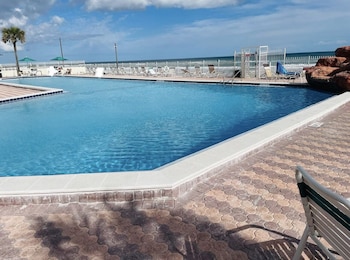 beautiful beachfront resort condo