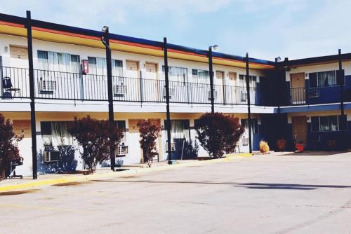 sky palace inn and suites hutchinson