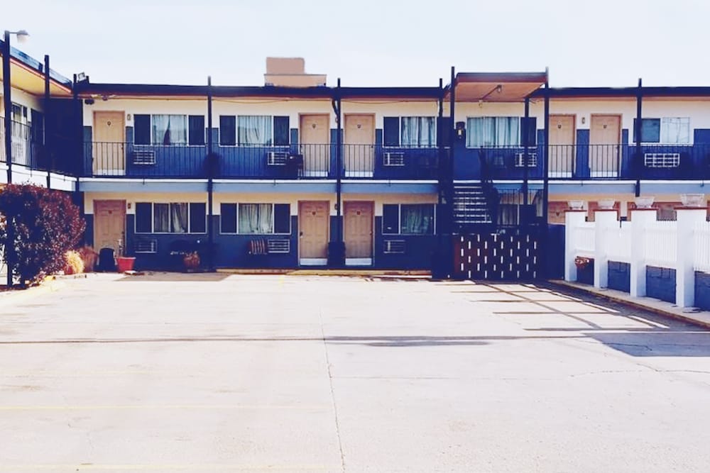 sky palace inn and suites hutchinson