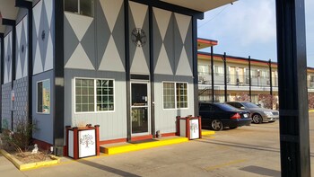 sky palace inn and suites hutchinson